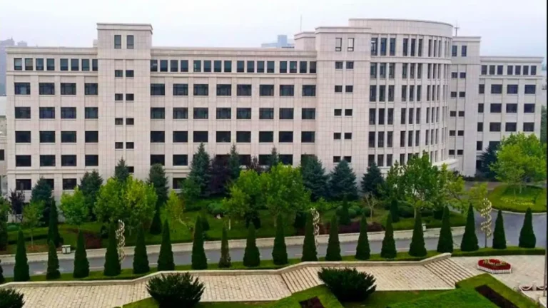 ساختمان اصلی و نمای دانشگاه دالیان چین
